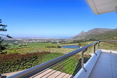 House For Sale in Zwaanswyk, Cape Town